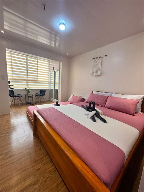 3 bedroom condo near Burnham Park .